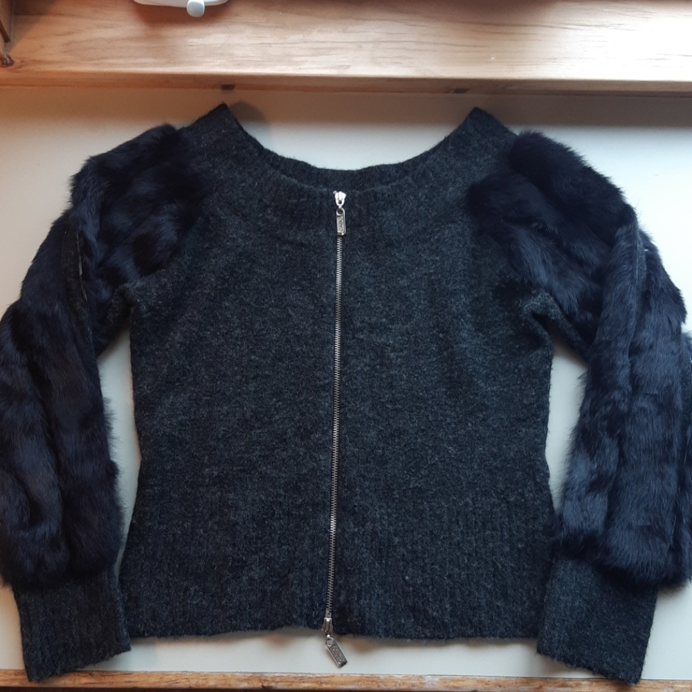 Dolce Cabo SM zipper sweater with faux fur sleeves